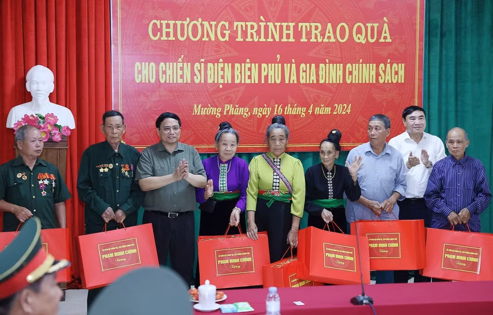 Thủ tướng Phạm Minh Chính tặng quà cho các Chiến sỹ Điện Biên và gia đình chính sách trên địa bàn 2 xã Mường Phăng và Pá Khoang. (Ảnh: Dương Giang/TTXVN)