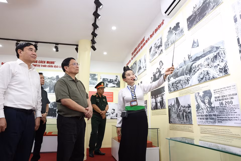 Thủ tướng Phạm Minh Chính thăm phòng trưng bày ảnh và hiện vật về Đại tướng Võ Nguyên Giáp. (Ảnh: Dương Giang/TTXVN)