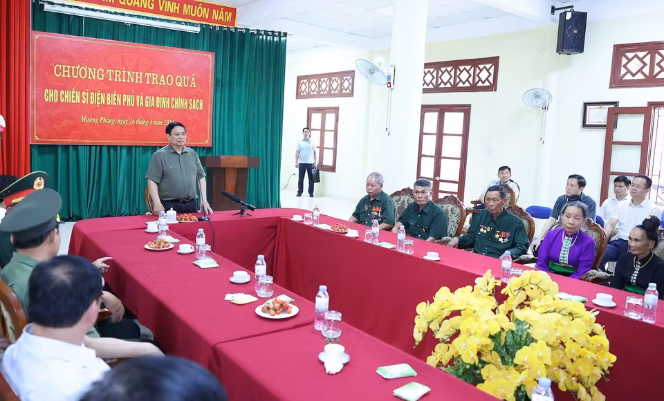 Thủ tướng Phạm Minh Chính thăm hỏi các Chiến sỹ Điện Biên và gia đình chính sách trên địa bàn 2 xã Mường Phăng và Pá Khoang. (Ảnh: Dương Giang/TTXVN)