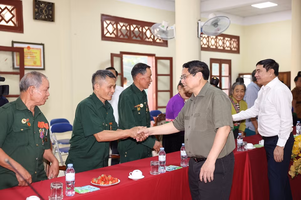 Thủ tướng Phạm Minh Chính thăm, tặng quà cho các Chiến sỹ Điện Biên và gia đình chính sách trên địa bàn 2 xã Mường Phăng và Pá Khoang. (Ảnh: Dương Giang/TTXVN)