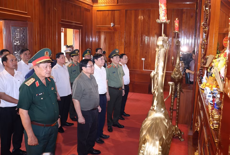Thủ tướng Phạm Minh Chính và đoàn công tác tưởng niệm Đại tướng Võ Nguyên Giáp. (Ảnh: Dương Giang/TTXVN)
