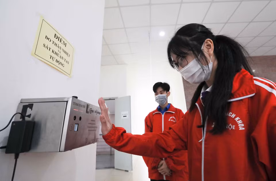 Sinh viên trường Đại học Bách khoa Hà Nội thực hiện nghiêm túc việc đeo khẩu trang (ảnh chụp sáng 29/1).(Ảnh: Thanh Tùng/TTXVN)
