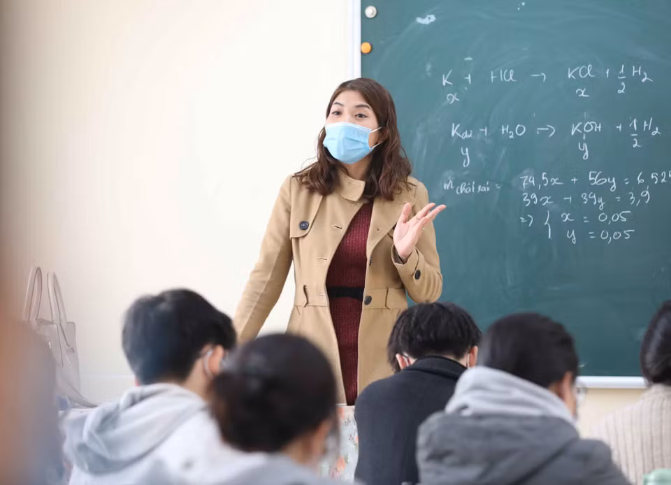 Trường THPT Trần Nhân Tông, quận Hai Bà Trưng (Hà Nội) thực hiện đo thân nhiệt, sát khuẩn tay cho cán bộ, giáo viên và học sinh mỗi khi ra, vào trường (ảnh chụp sáng 29/1). (Ảnh: Thanh Tùng/TTXVN)