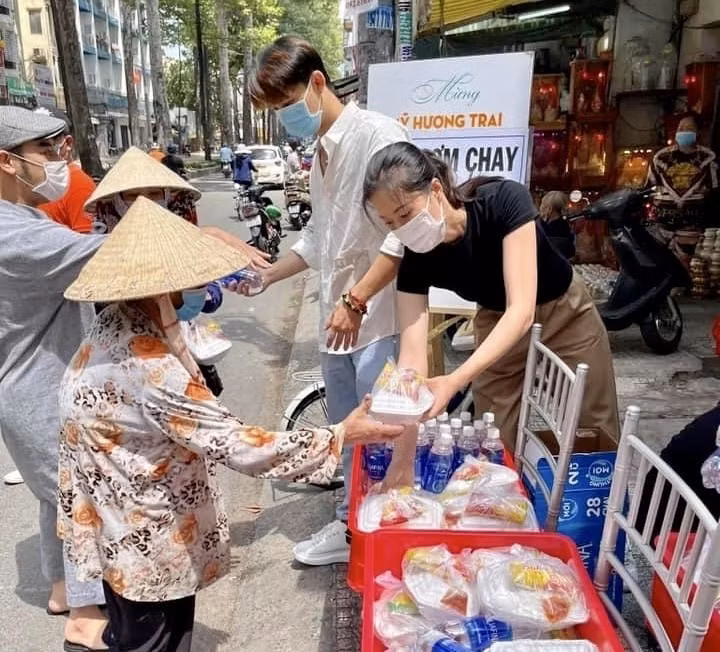 Phát cơm miễn phí trên đường Nguyễn Chí Thanh (Quận 10, Thành phố Hồ Chí Minh). (Ảnh: Hồng Giang/TTXVN)