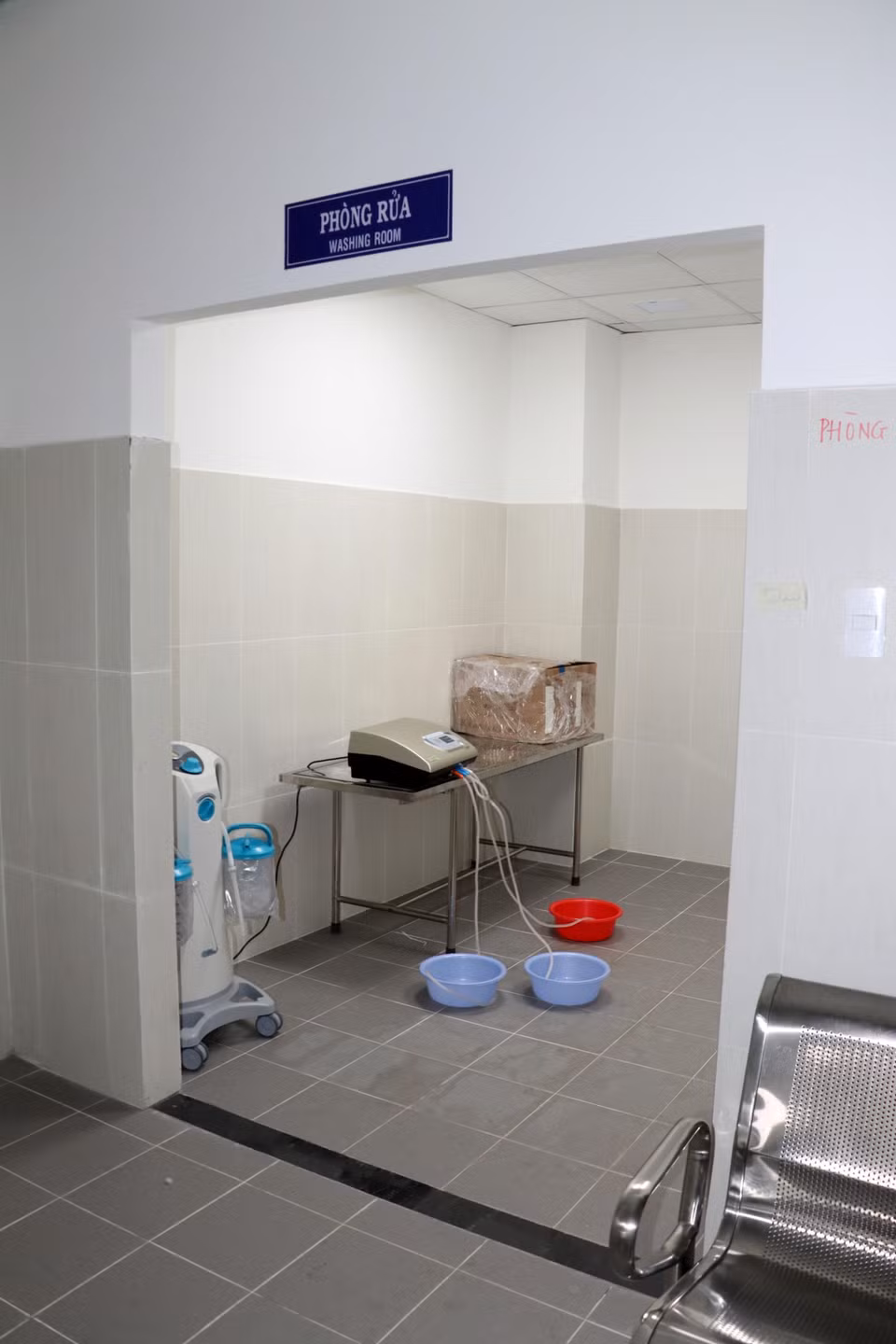 Phòng rửa dạ dày (khoa Cấp cứu) không có cửa. (Ảnh: Đoàn Mạnh Dương/TTXVN)