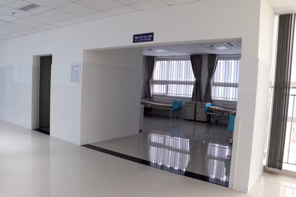 Phòng hậu sinh và nhà vệ sinh bên cạnh đều không có cửa. (Ảnh: Đoàn Mạnh Dương/TTXVN)