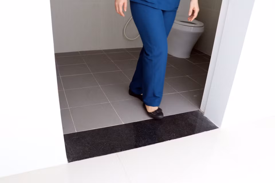 Độ chênh giữa sàn nhà vệ sinh và nền nhà rất nhỏ. (Ảnh: Đoàn Mạnh Dương/TTXVN)