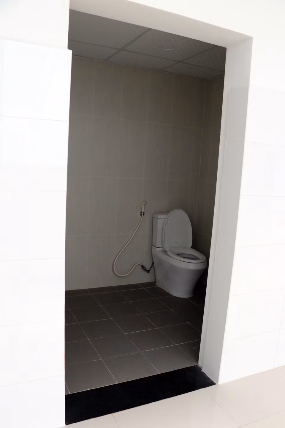Nhà vệ sinh không có cửa. (Ảnh: Đoàn Mạnh Dương/TTXVN)