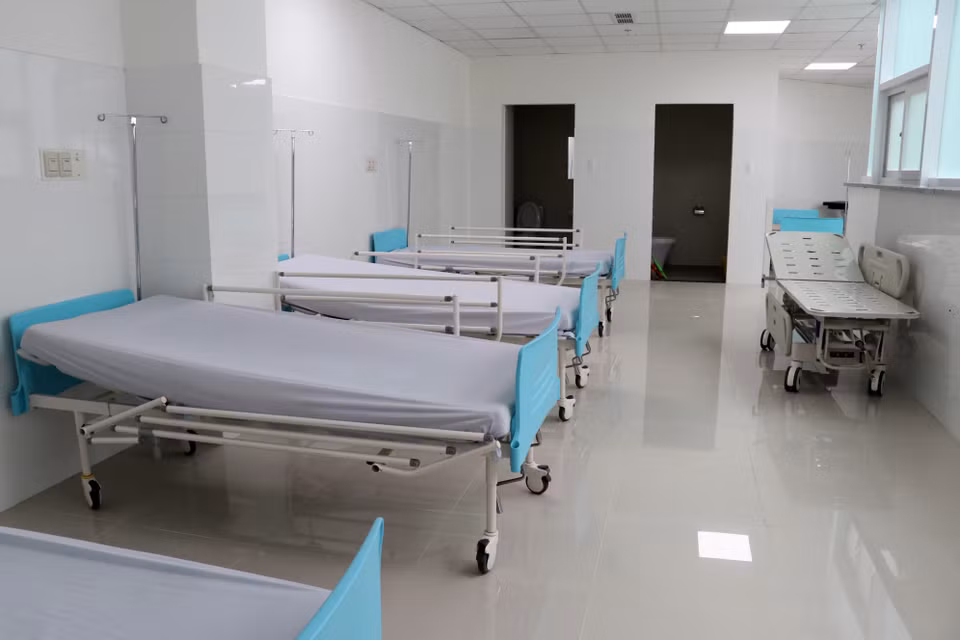 Giường sản phụ nằm ngay sát phòng vệ sinh không có cửa. (Ảnh: Đoàn Mạnh Dương/TTXVN)