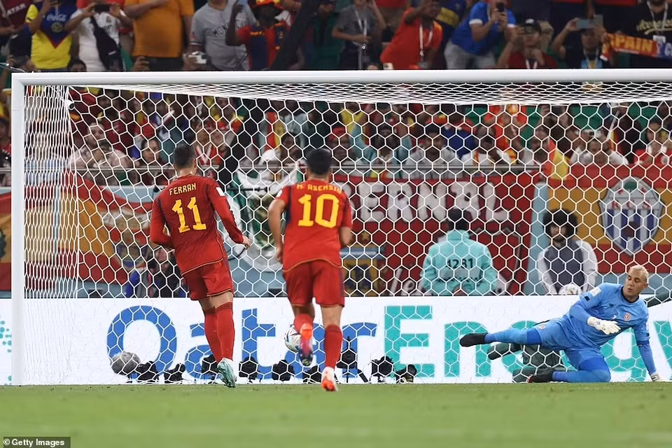 10 phút sau, Ferran Torres - chân sút còn lại trên hàng công cũng lên tiếng với bàn thắng nâng tỷ số 3-0 từ chấm 11m. (Nguồn: Getty Images)