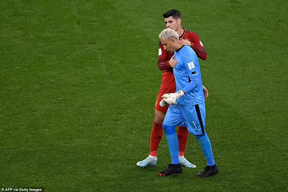 Morata động viên đồng đội cũ Navas sau trận đấu. (Nguồn: Getty Images)