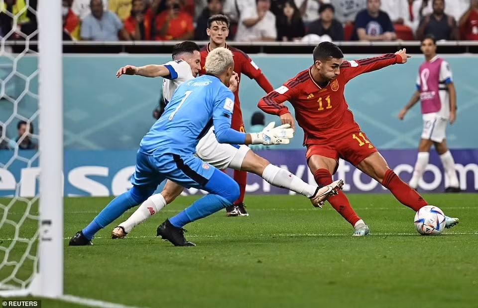 Sang hiệp 2, Ferran Torres hoàn tất cú đúp với pha xoay người dứt điểm tung lưới Navas ở phút 54. (Nguồn:Reuters)