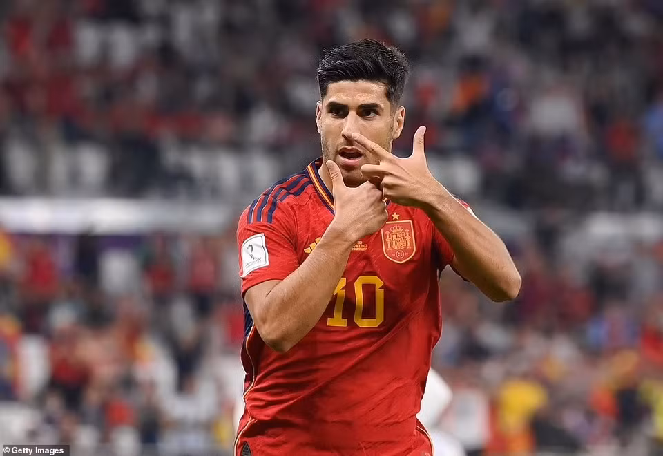 Marco Asensio cũng lên tiếng bằng bàn thắng đẹp sau đường chuyền của Alba ở phút 21. (Nguồn: Getty Images)