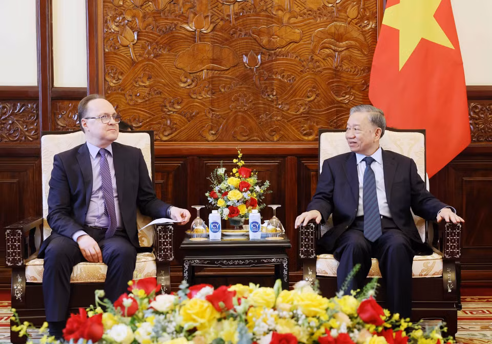 Chủ tịch nước Tô Lâm tiếp Đại sứ Liên bang Nga Gennady Bezdetko. (Ảnh: Nhan Sáng/TTXVN)