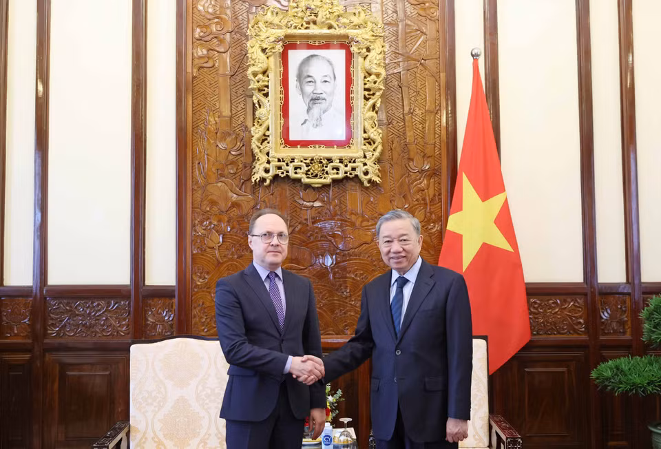 Chủ tịch nước Tô Lâm tiếp Đại sứ Liên bang Nga Gennady Bezdetko. (Ảnh: Nhan Sáng/TTXVN)