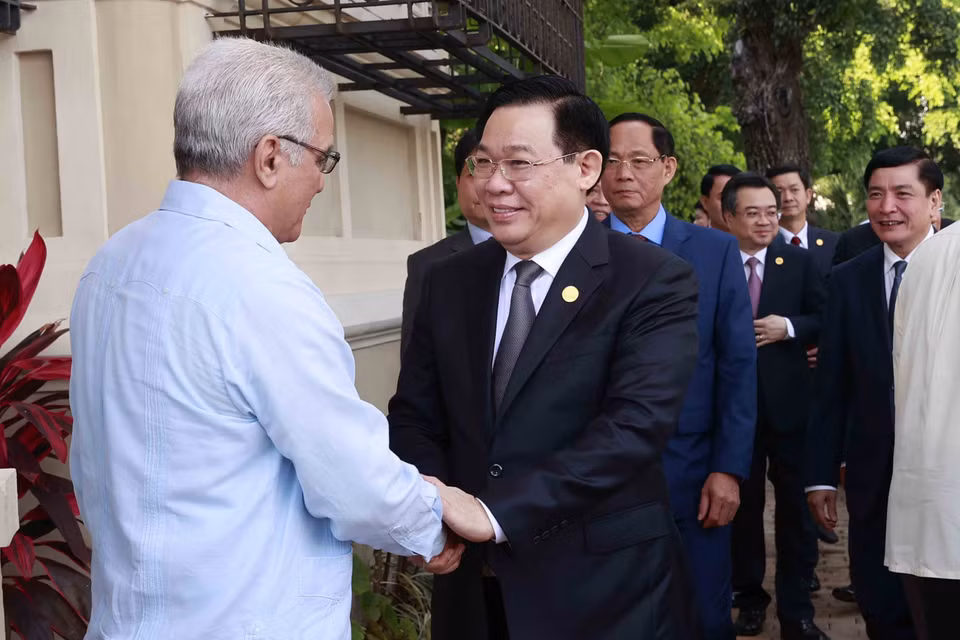 Chủ tịch Quốc hội Vương Đình Huệ và Đoàn đại biểu cấp cao Quốc hội Việt Nam tới thăm Trung tâm Fidel Castro Ruz. (Ảnh: Doãn Tấn/TTXVN)