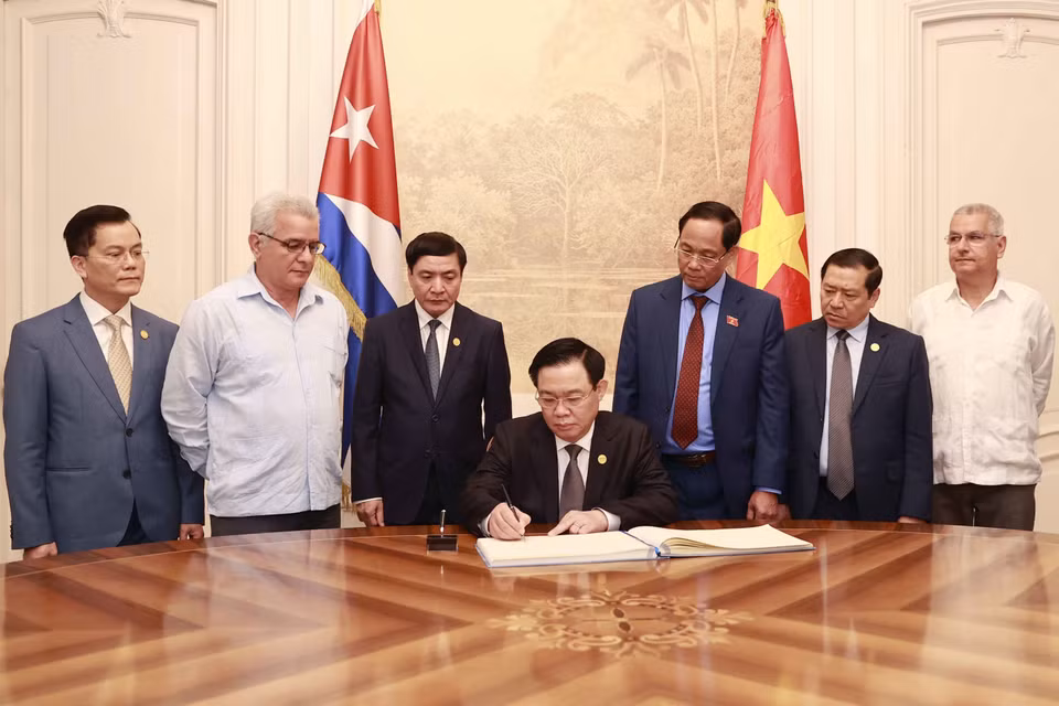 Chủ tịch Quốc hội Vương Đình Huệ viết lưu bút. (Ảnh: Doãn Tấn/TTXVN)