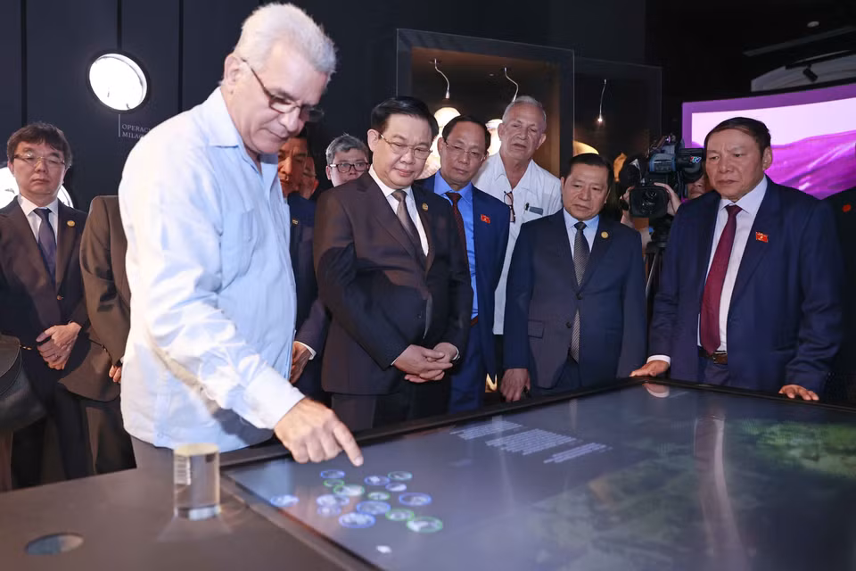 Chủ tịch Quốc hội Vương Đình Huệ tham quan phòng truyền thống tại Trung tâm Fidel Castro Ruz. (Ảnh: Doãn Tấn/TTXVN)