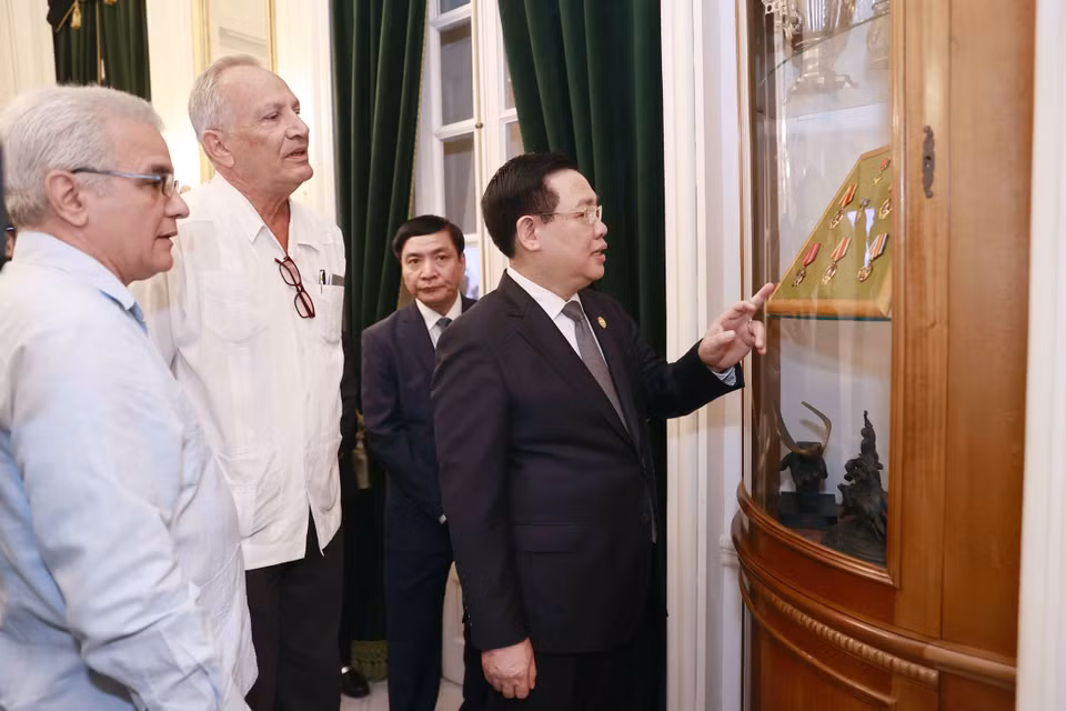 Chủ tịch Quốc hội Vương Đình Huệ tham quan phòng truyền thống tại Trung tâm Fidel Castro Ruz. (Ảnh: Doãn Tấn/TTXVN)