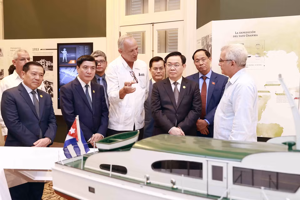 Chủ tịch Quốc hội Vương Đình Huệ tham quan phòng truyền thống tại Trung tâm Fidel Castro Ruz. (Ảnh: Doãn Tấn/TTXVN)