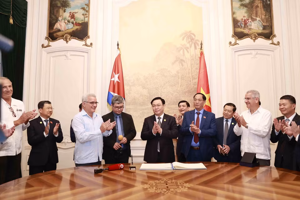 Chủ tịch Quốc hội Vương Đình Huệ tặng quà lưu niệm cho Trung tâm Fidel Castro Ruz. (Ảnh: Doãn Tấn/TTXVN)