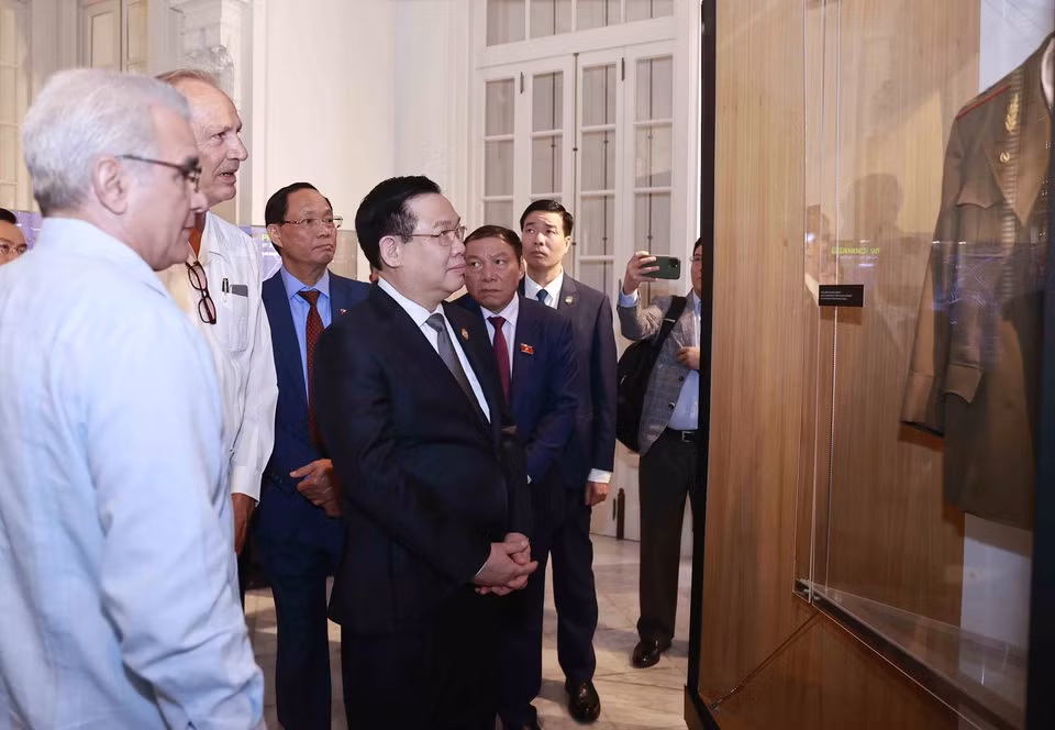 Chủ tịch Quốc hội Vương Đình Huệ tham quan phòng truyền thống tại Trung tâm Fidel Castro Ruz. (Ảnh: Doãn Tấn/TTXVN)