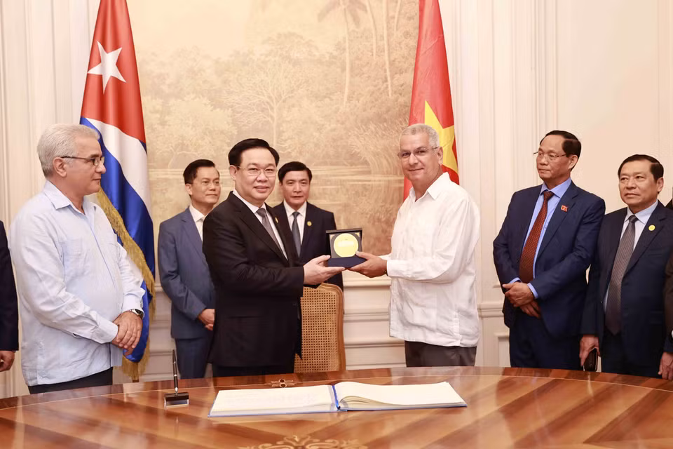 Chủ tịch Quốc hội Vương Đình Huệ tặng quà lưu niệm cho Trung tâm Fidel Castro Ruz. (Ảnh: Doãn Tấn/TTXVN)