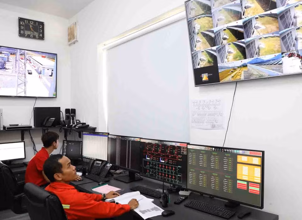 Các kỹ sư giám sát, theo dõi vận hành nhà máy tại phòng điều khiển trung tâm. (Ảnh: Phạm Hậu/TTXVN)