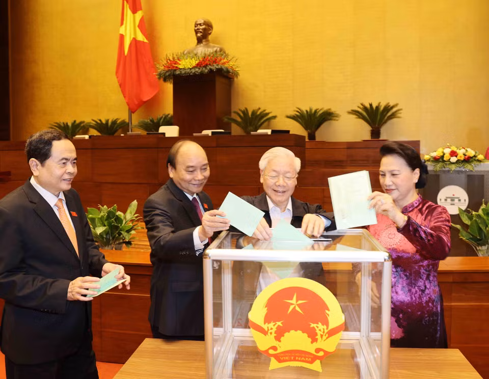 Tổng Bí thư, Chủ tịch nước Nguyễn Phú Trọng cùng các lãnh đạo Đảng và Nhà nước bỏ phiếu bầu Chủ tịch Quốc hội, Chủ tịch Hội đồng bầu cử quốc gia. (Ảnh: Trí Dũng/TTXVN)