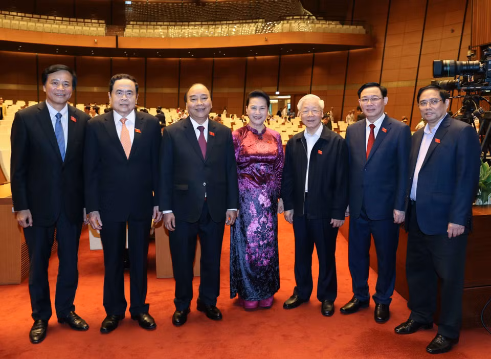 Tổng Bí thư, Chủ tịch nước Nguyễn Phú Trọng, Thủ tướng Nguyễn Xuân Phúc, Chủ tịch Quốc hội Vương Đình Huệ, Chủ tịch Hội đồng Bầu cử quốc gia với các lãnh đạo Đảng, Nhà nước. (Ảnh: Trí Dũng/TTXVN)