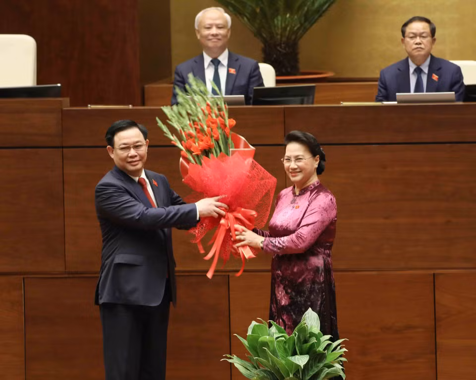 Nguyên Chủ tịch Quốc hội Nguyễn Thị Kim Ngân tặng hoa chúc mừng Chủ tịch Quốc hội Vương Đình Huệ. (Ảnh: Phương Hoa/TTXVN)