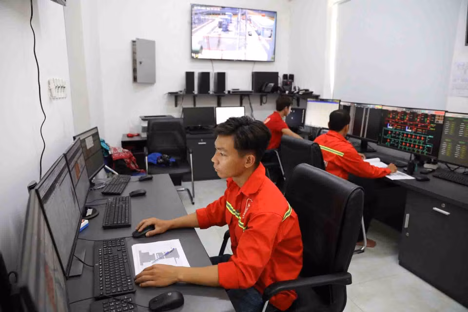 Các kỹ sư giám sát, theo dõi vận hành nhà máy tại phòng điều khiển trung tâm. (Ảnh: Phạm Hậu/TTXVN)
