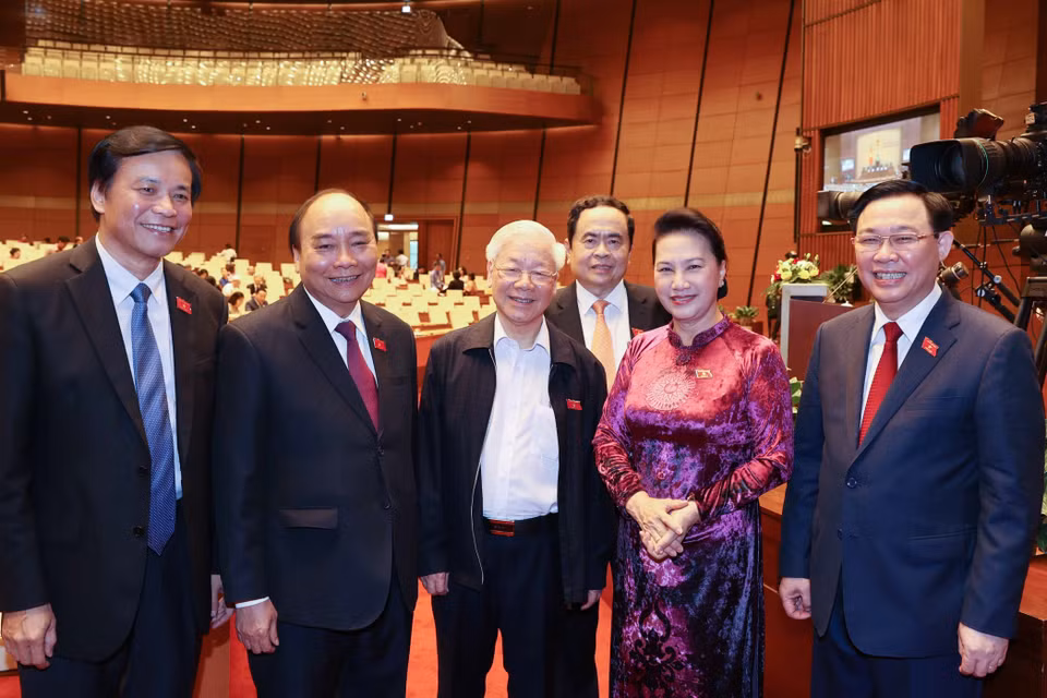 Tổng Bí thư, Chủ tịch nước Nguyễn Phú Trọng, Thủ tướng Nguyễn Xuân Phúc, Chủ tịch Quốc hội Vương Đình Huệ, Chủ tịch Hội đồng Bầu cử quốc gia với các lãnh đạo Đảng, Nhà nước. (Ảnh: Trí Dũng/TTXVN)
