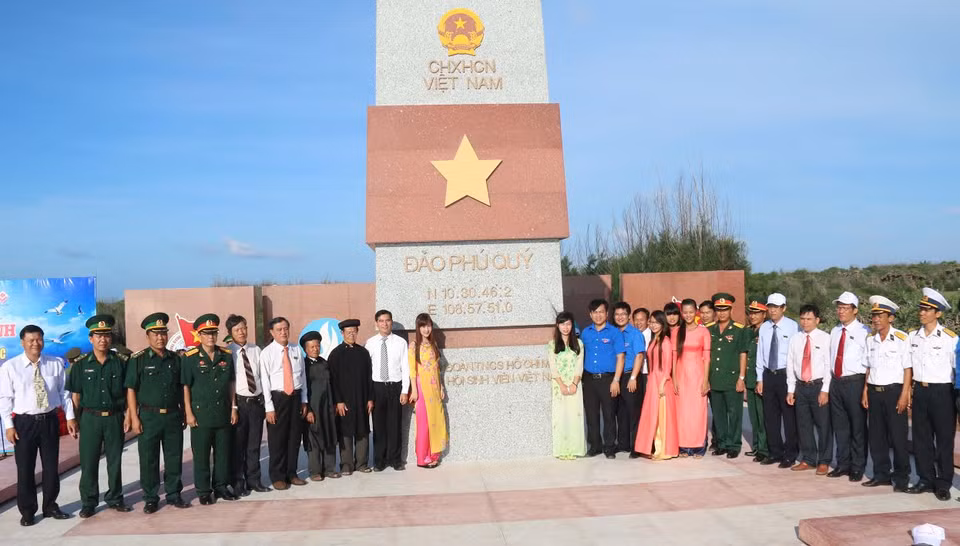 Các đại biểu tại lễ khánh thành cột cờ Tổ quốc trên đảo Phú Quý. (Ảnh: Nguyễn Thanh/Vietnam+)