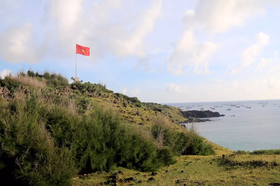Lá cờ Tổ quốc tung bay trên đảo Phú Quý. (Ảnh: Nguyễn Thanh/Vietnam+)