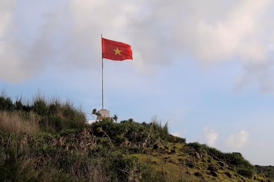 Lá cờ Tổ quốc tung bay trên đảo Phú Quý. (Ảnh: Nguyễn Thanh/Vietnam+)