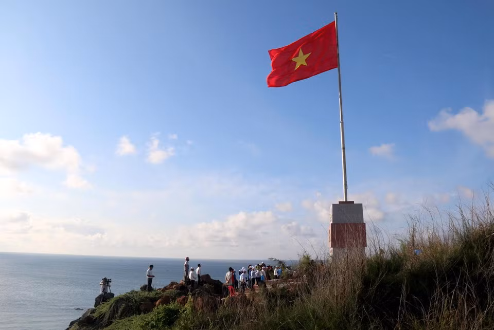 Lá cờ Tổ quốc tung bay trên đảo Phú Quý. (Ảnh: Nguyễn Thanh/Vietnam+)