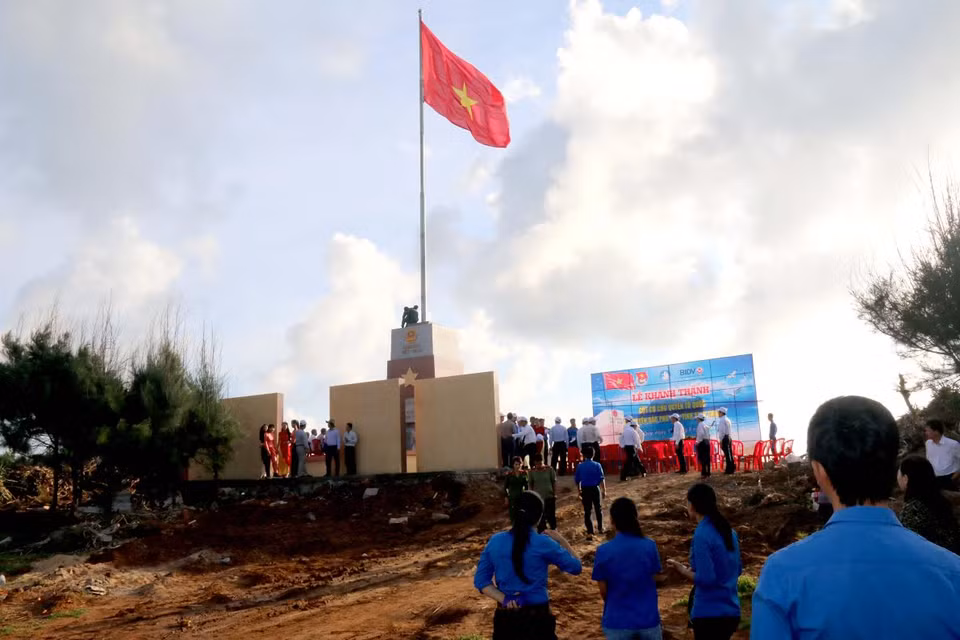 Lá cờ Tổ quốc tung bay trên đảo Phú Quý. (Ảnh: Nguyễn Thanh/Vietnam+)