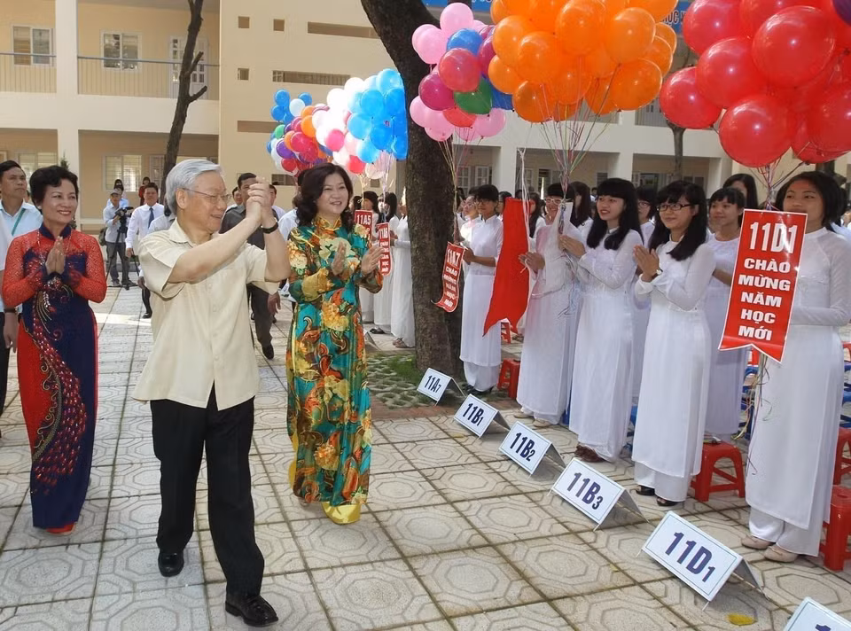 Tổng Bí thư Nguyễn Phú Trọng đến dự Lễ khai giảng năm học 2014-2015 của Trường THPT Nguyễn Gia Thiều (Hà Nội). (Ảnh: Trí Dũng/TTXVN)