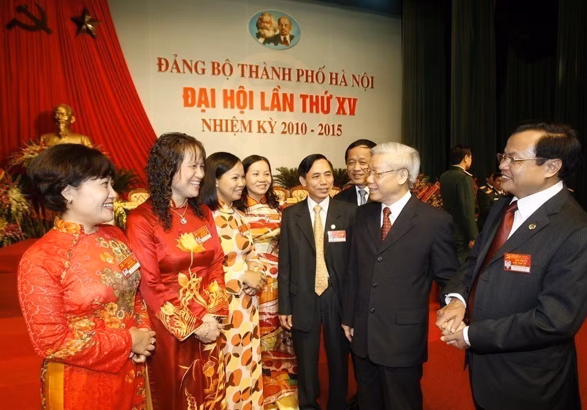 Chủ tịch Quốc hội Nguyễn Phú Trọng nói chuyện với đại biểu dự Đại hội đại biểu Đảng bộ thành phố Hà Nội lần thứ XV, nhiệm kỳ 2010-2015. (Ảnh: Trí Dũng/TTXVN)