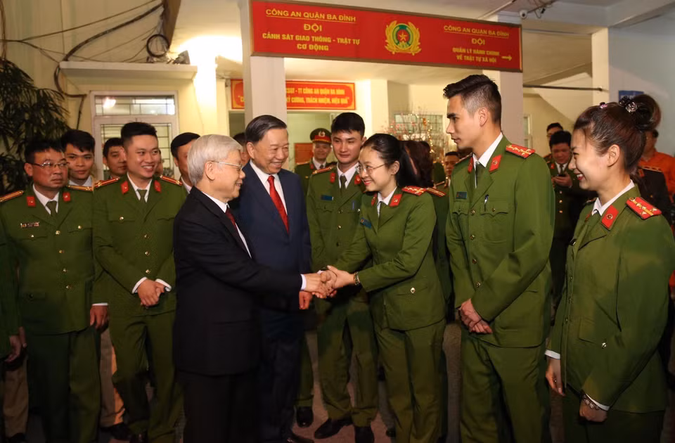 Nhân dịp Tết Nguyên đán Kỷ Hợi 2019, tối 4/2/2018 (30 Tết), Tổng Bí thư, Chủ tịch nước Nguyễn Phú Trọng đến thăm, chúc Tết Đội Cảnh sát Giao thông-Trật tự-Cơ động (113), Công an quận Ba Đình, Hà Nội. (Ảnh: Trí Dũng/TTXVN)