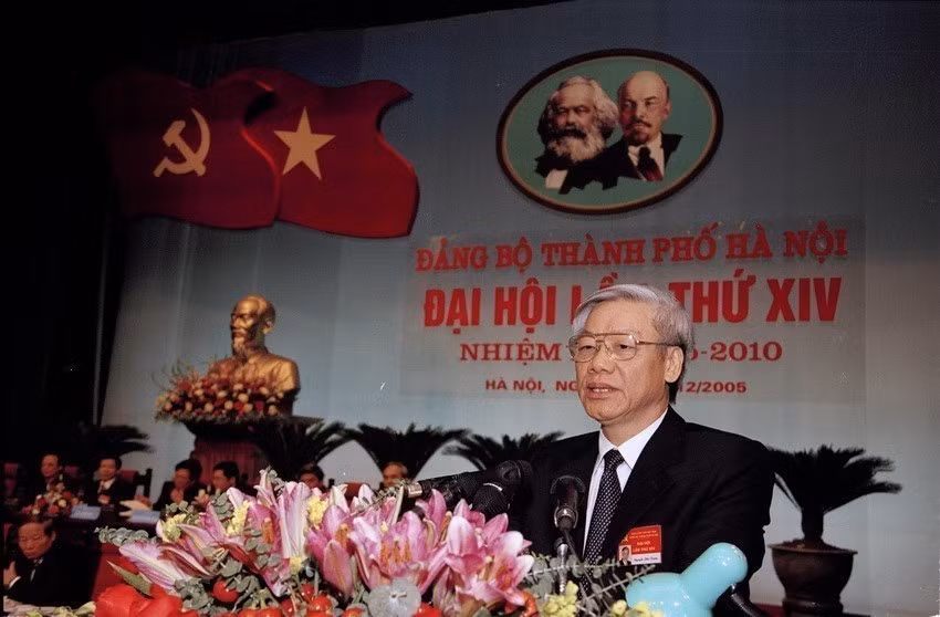 Bí thư Thành ủy Hà Nội Nguyễn Phú Trọng đọc Báo cáo chính trị tại phiên khai mạc Đại hội đại biểu Đảng bộ thành phố Hà Nội lần thứ XIV, nhiệm kỳ 2005-2010. (Ảnh: Tùng Lâm/TTXVN)