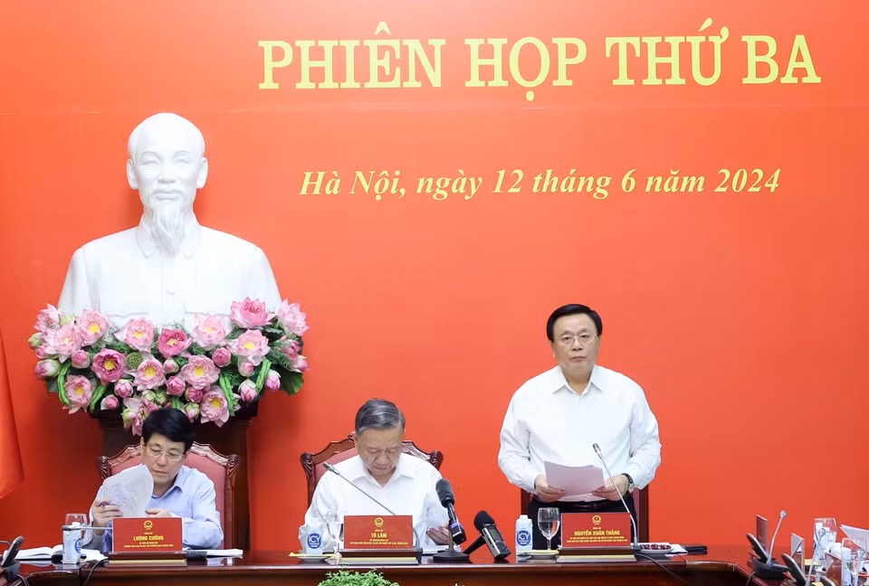 Ủy viên Bộ Chính trị, Chủ tịch Hội đồng Lý luận Trung ương, Giám đốc Học viện Chính trị Quốc gia Hồ Chí Minh Nguyễn Xuân Thắng, Phó Trưởng Ban Chỉ đạo tổng kết 40 năm Đổi mới trình bày Báo cáo. (Ảnh: Nhan Sáng/TTXVN)