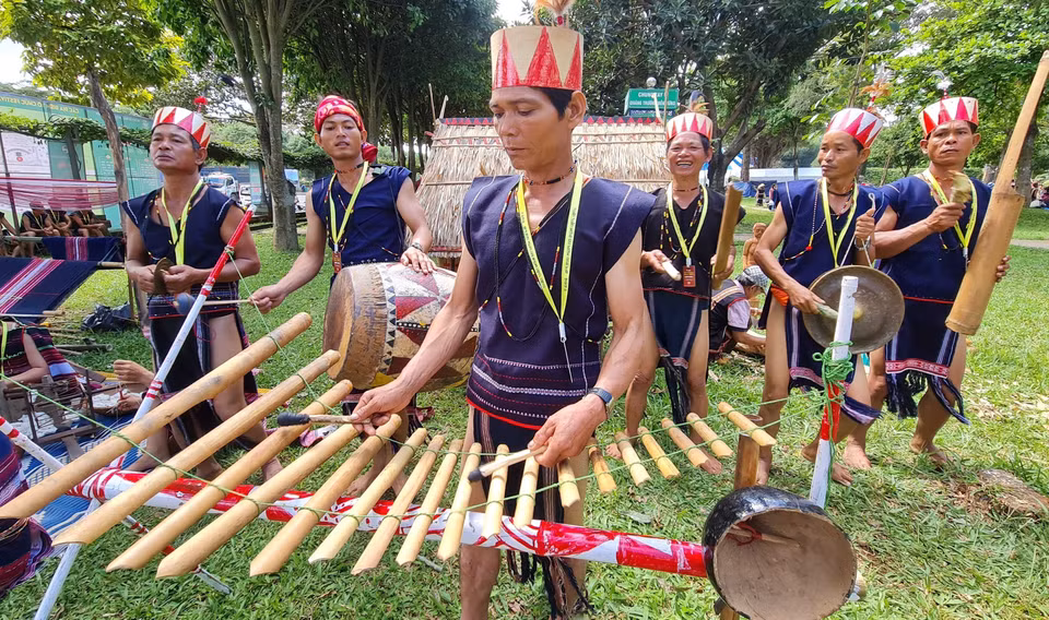Nghệ nhân diễn tấu nhạc cụ dân tộc. (Ảnh: Hồng Điệp/TTXVN)