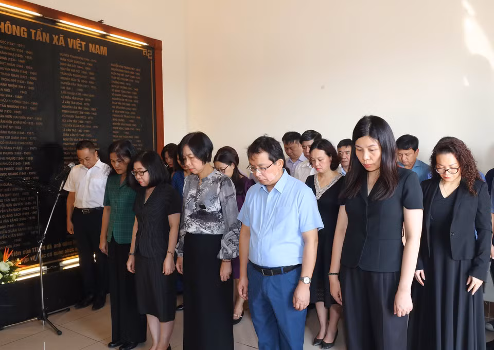 Tổng Giám đốc Vũ Việt Trang và đại biểu tưởng niệm các nhà báo liệt sỹ TTXVN. (Ảnh: Trọng Đức/TTXVN)