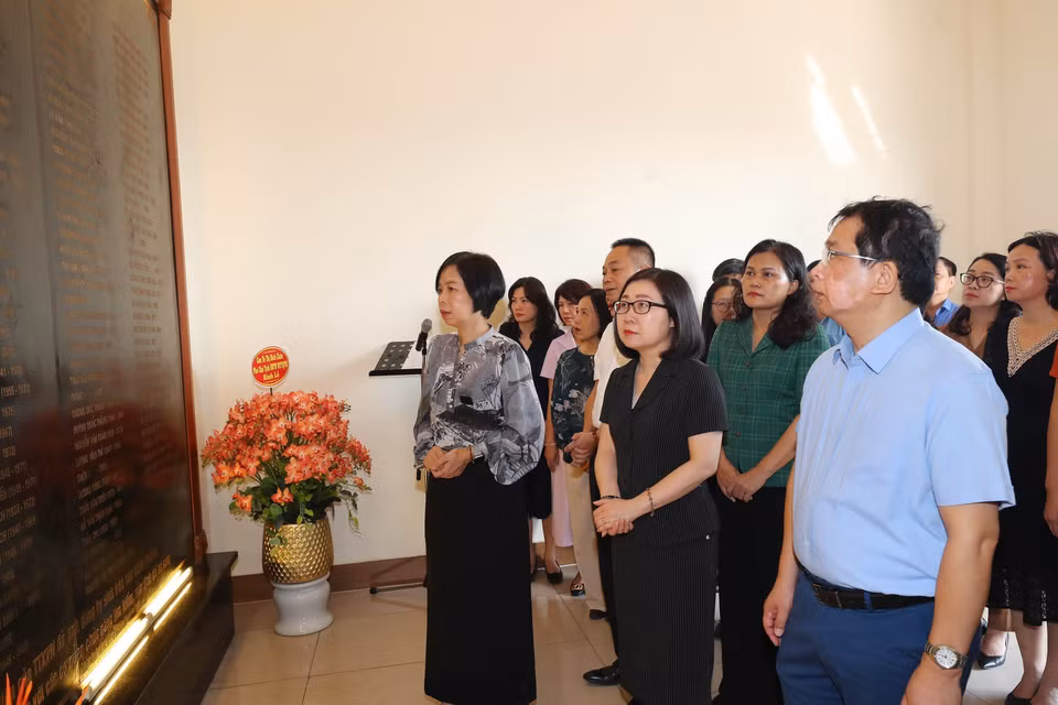 Tổng Giám đốc TTXVN Vũ Việt Trang và đại biểu xem bảng ghi danh các liệt sỹ TTXVN qua các thời kỳ. (Ảnh: Trọng Đức/TTXVN)