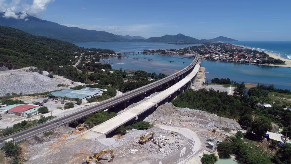 Trên tuyến có tất cả 8 cầu, trong đó cầu Hải Vân 2 dài gần 1km. (Ảnh: Huy Hùng/TTXVN)