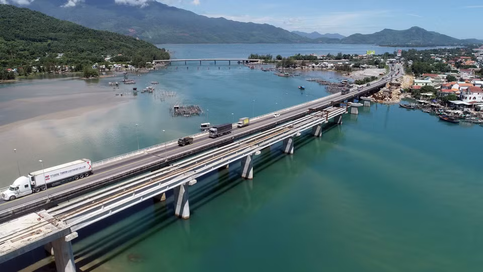 Hạng mục cầu và đường dẫn dài gần 6km đã đạt khối lượng gần 70%. (Ảnh: Huy Hùng/TTXVN)