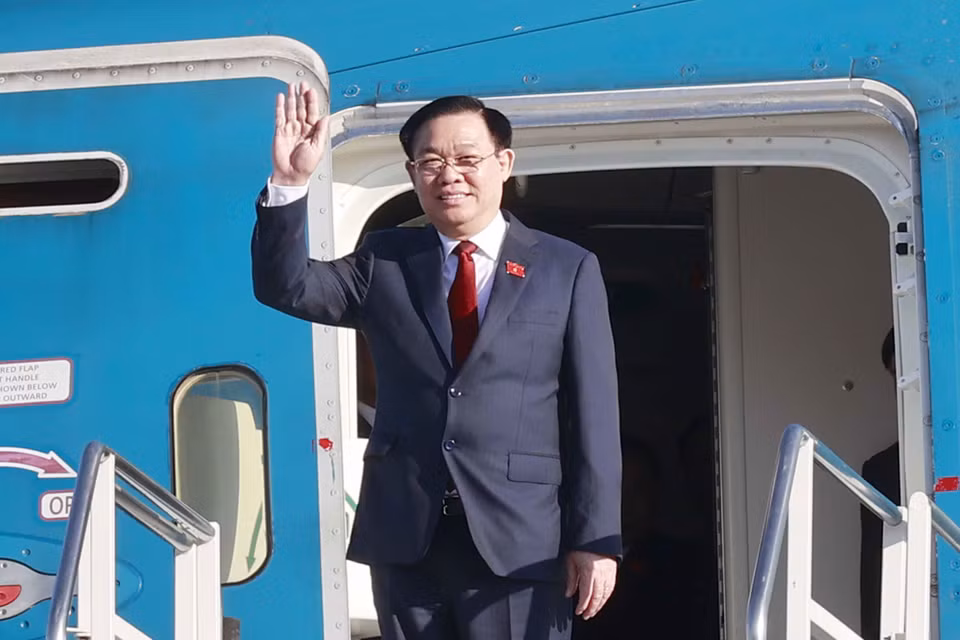 Chủ tịch Quốc hội Vương Đình Huệ vẫy chào đại biểu tại Sân bay quốc tế Rosario. (Ảnh: Doãn Tấn/TTXVN)