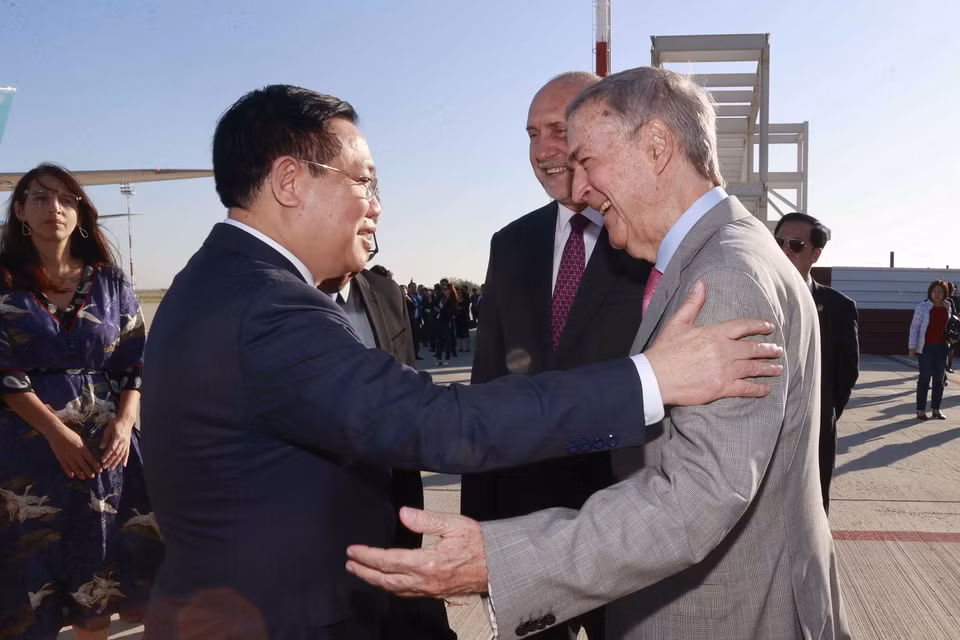 Chủ tịch Quốc hội Vương Đình Huệ với đại biểu tại sân bay quốc tế Rosario. (Ảnh: Doãn Tấn/TTXVN)